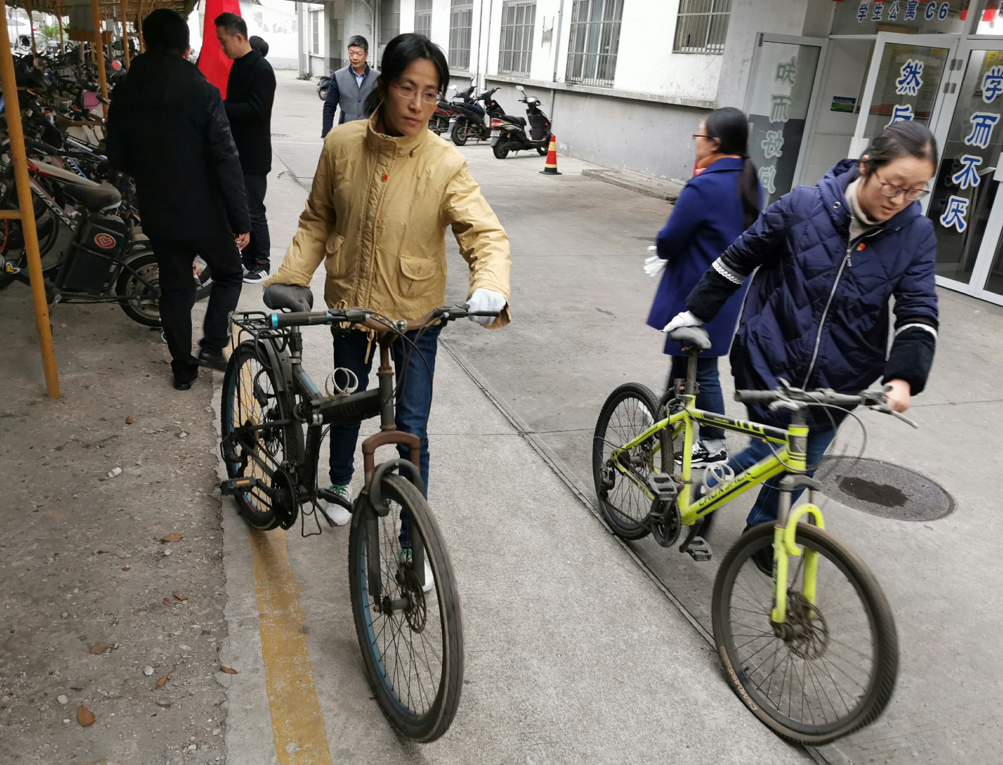 20191126学生公寓管理党支部志愿者服务工作1.jpg